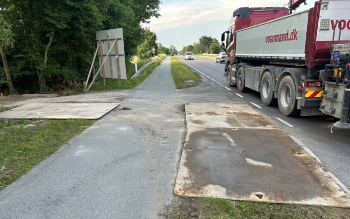 Beskyt rabar med jernplader Beskyt rabar med jernplader