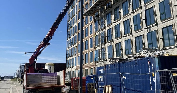 Levering af materialer med kran
