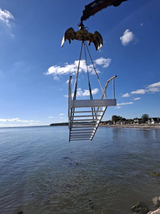 Løft af trappe ved strandpromonade