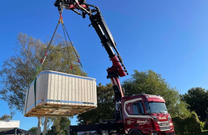 Transport og løft af spa med kran