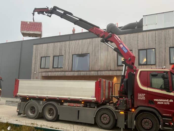 Hejs af materialer op til tag